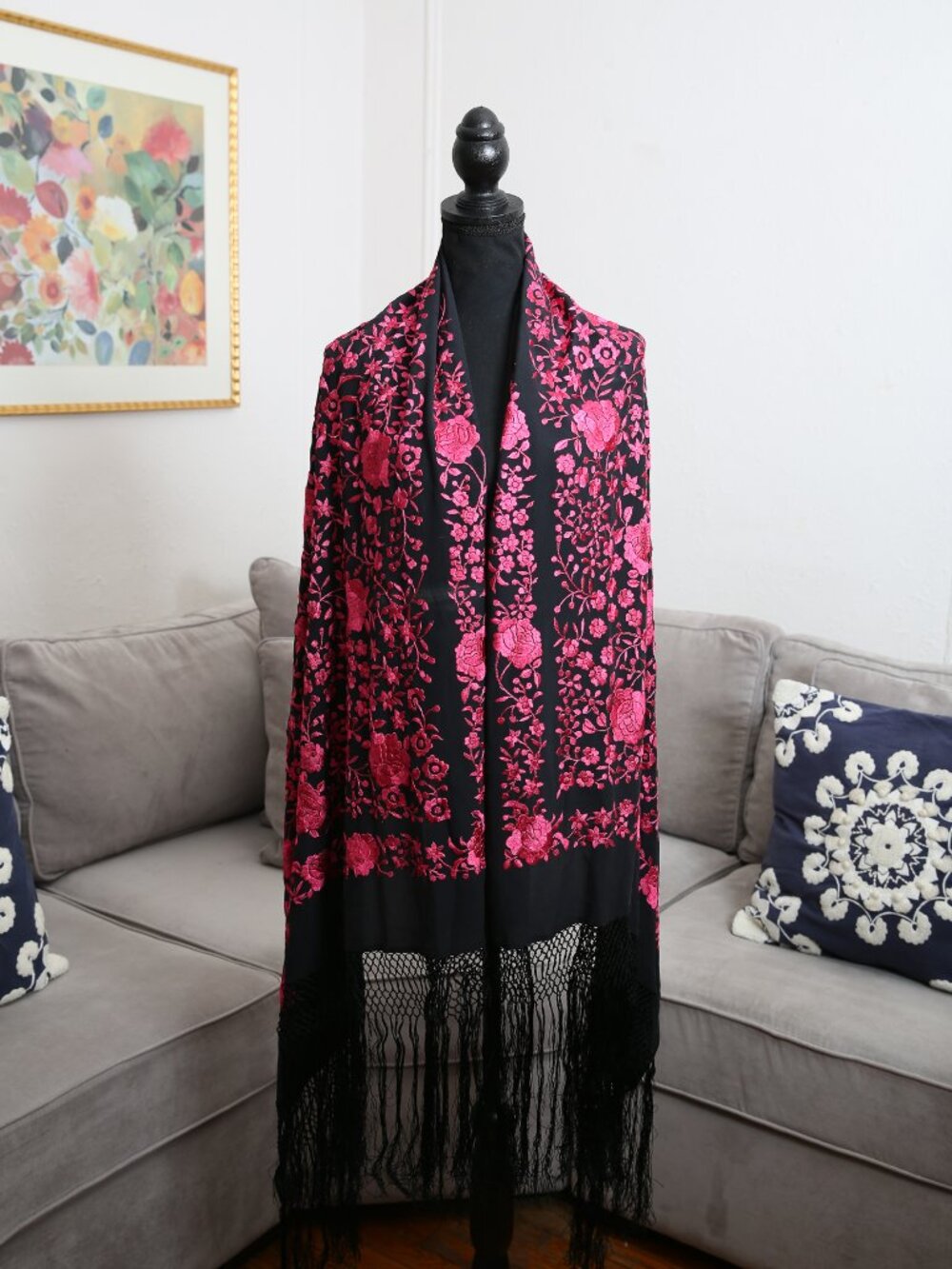 BEAUTIFUL Vintage N.W.E. 100% Silk Hand Embroidered Roses Piano Fringe Shawl - Picture 3 of 8